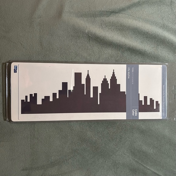 Quickutz 12” border die - CITY SKYLINE - Picture 1 of 3
